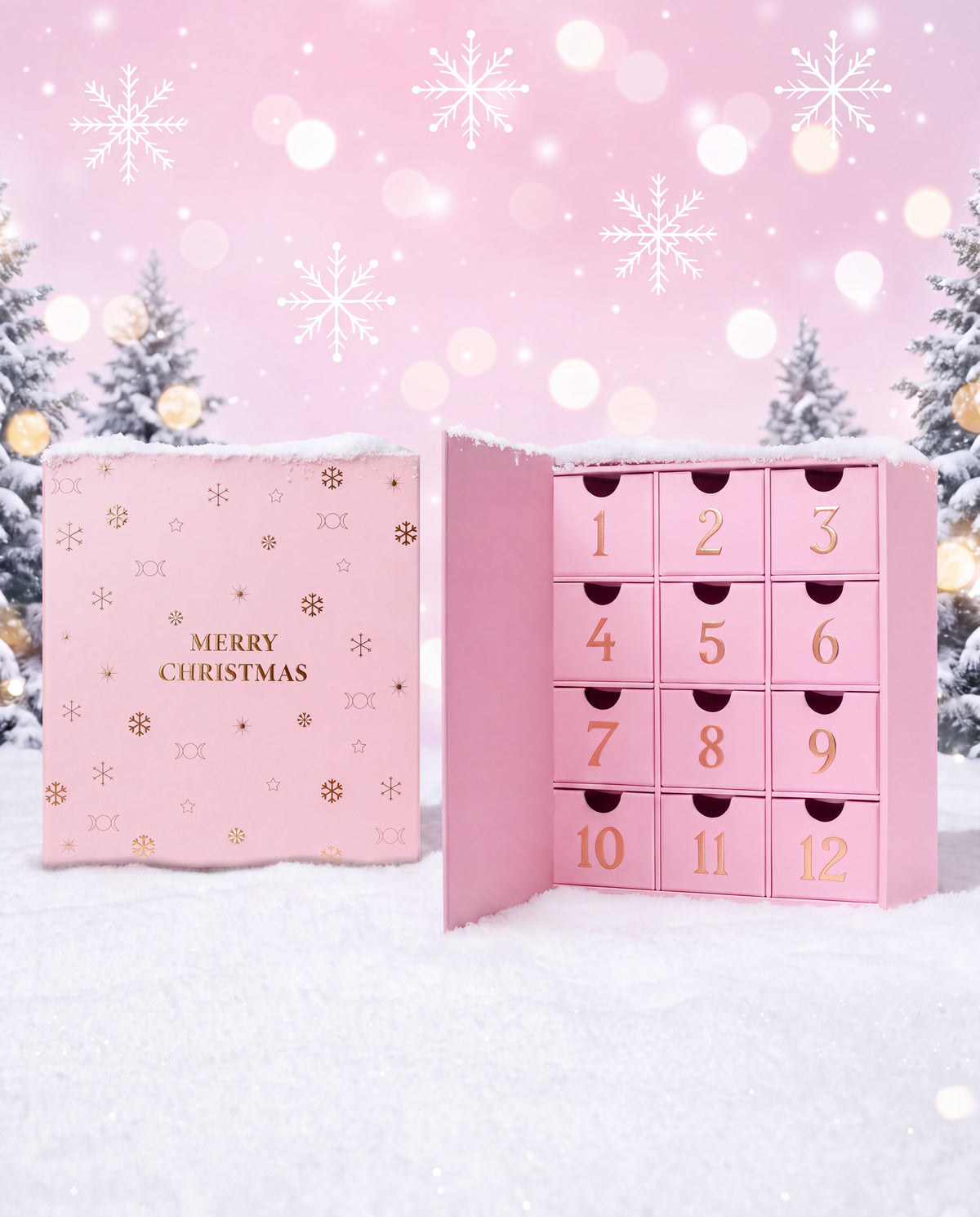12 cases — Le calendrier de l'Avent bijoux 12 cases, fermé et ouvert, debout dans la neige sous un ciel rose poudré.