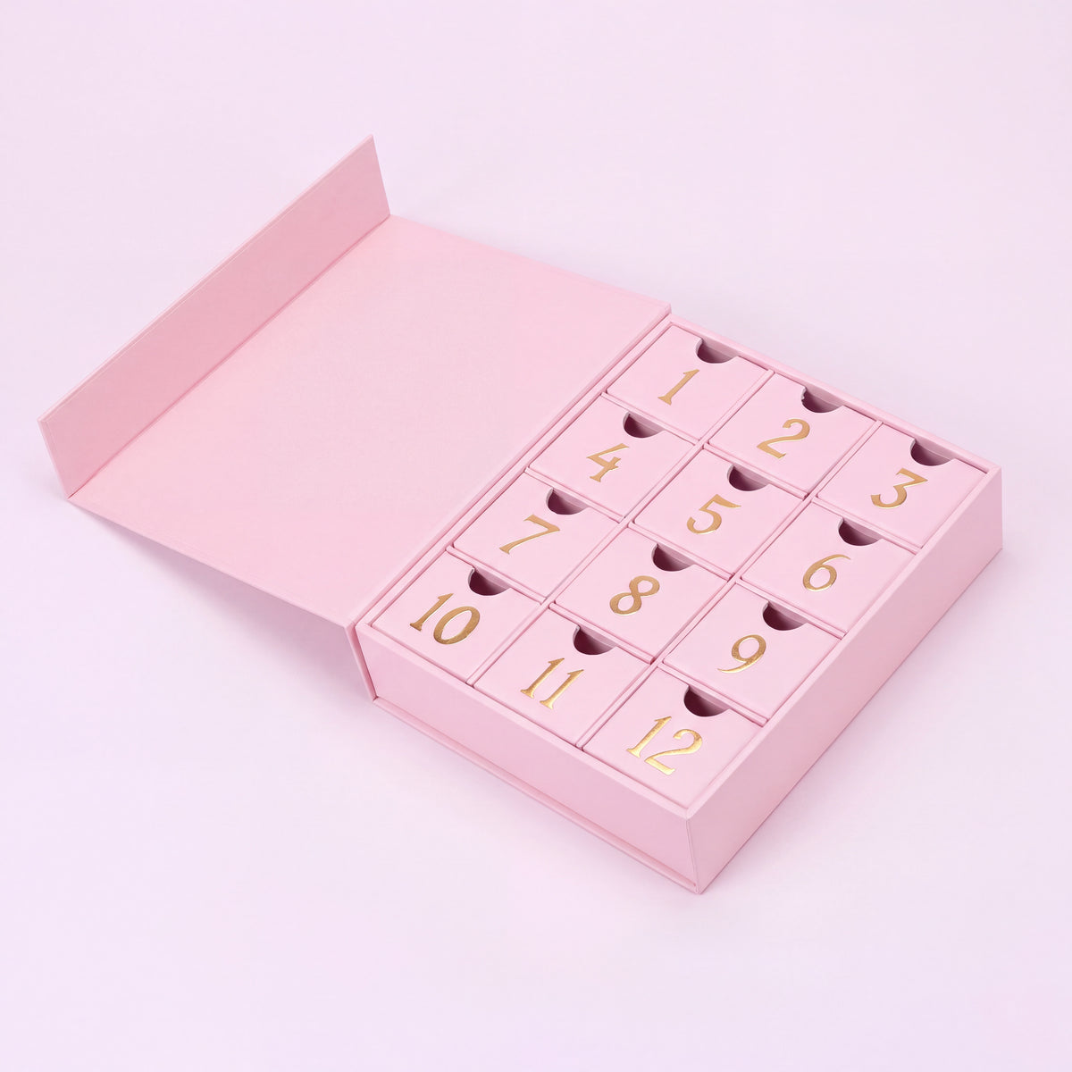 12 cases — Calendrier de l'Avent bijoux 12 cases ouvert en plongée de trois quarts, les 12 tiroirs numérotés.