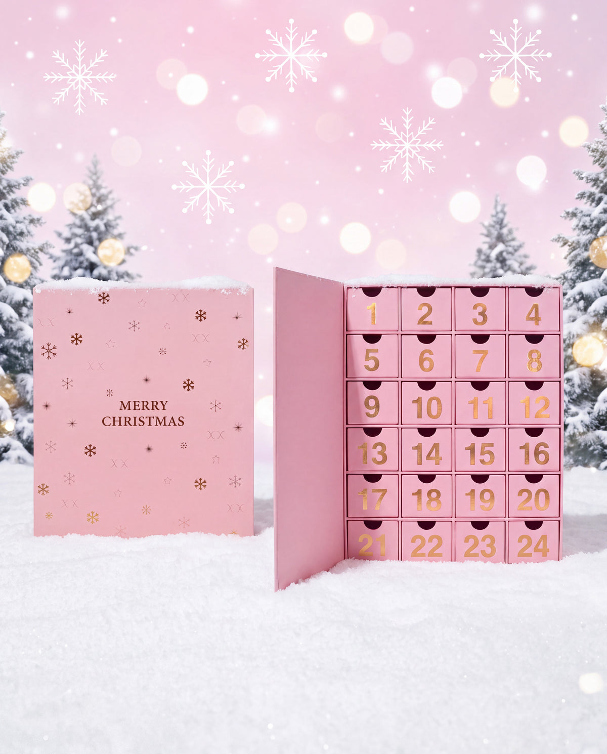24 cases — Le calendrier de l'Avent bijoux 24 cases, fermé et ouvert, debout dans la neige sous un ciel rose poudré.